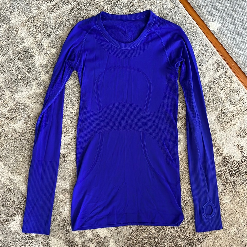 Lululemon swiftly long sleeve size 4 deep blue/violet color, gently worn